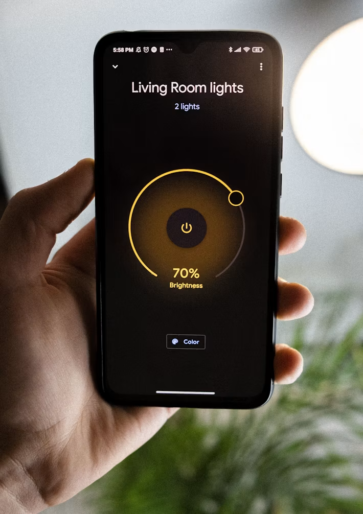 a phone with smart dim light function